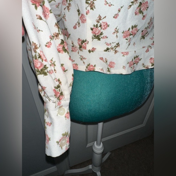 Floral long sleeve top 👚✨ - Picture 4 of 10